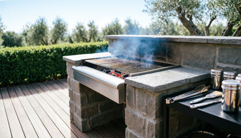 Нужен ли навес над гриль-кухней?